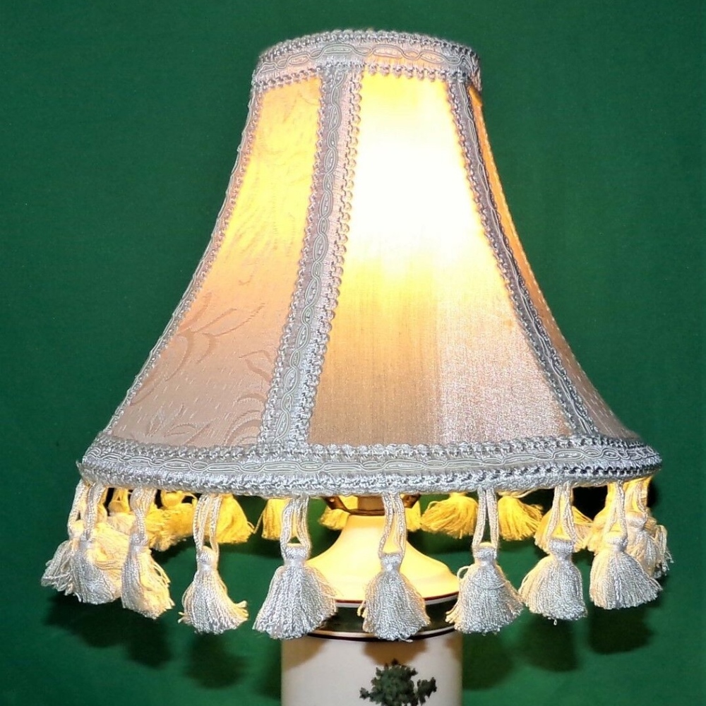 Victorian Couple Mid Century Vintage Lamp & Shade - Picture 2 of 8